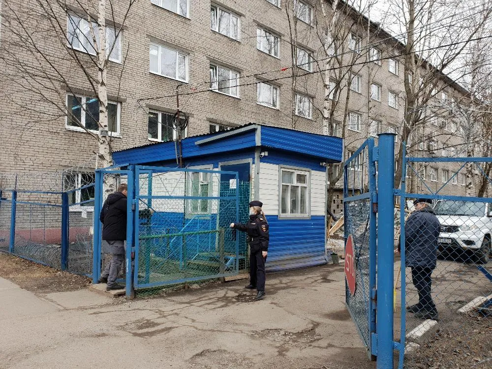 Около 3 тысяч предпринимателей и организаций Архангельской области и НАО впервые отчитаются по НДС УФНС России по Архангельской области и Ненецкому автономному округу обращает внимание срок представления декларации по налогу на добавленную стоимость за первый квартал 2026 года истекает 27 апреля Напомним с 2026 года в связи со снижением лимита доходов по упрощенной УСН и патентной ПСН системам налогообложения количество плательщиков НДС в Архангельской области и НАО выросло с 3 до 6 тысяч Таким образом порядка 3 тысяч субъектов предпринимательства будут представлять декларацию по этому налогу впервые В декларации по НДС заполняются следующие разделы титульный лист и раздел 1 обязательны для всех налогоплательщиков в том числе при нулевой налоговой базе разделы 2 12 и приложения включаются в состав декларации только при осуществлении соответствующих операций разделы 4 6 заполняются при наличии операций облагаемых по ставке 0 процентов разделы 10 11 при выставлении и или получении счетов фактур в рамках договоров комиссии агентских договоров договоров транспортной экспедиции а также при выполнении функций застройщика раздел 12 заполняется в случае выставления покупателю счета фактуры с выделенной суммой налога лицами освобожденными от уплаты НДС либо не являющимися его плательщиками в том числе при реализации товаров работ услуг не подлежащих налогообложению При этом декларация заполняется в рублях без копеек Показатели до 50 копеек отбрасываются а 50 копеек и более округляются до целого рубля Важно помнить что декларация по НДС представляется исключительно в электронном виде по телекоммуникационным каналам связи ТКС Если она подана на бумажном носителе обязанность по сдаче отчетности считается неисполненной Налогоплательщики впервые ставшие плательщиками НДС освобождаются от штрафа за несвоевременное представление первой декларации Вместе с тем если отчетность не будет сдана в течение 20 дней после истечения установленного срока налоговый орган вправе приостановить операции по расчетным счетам