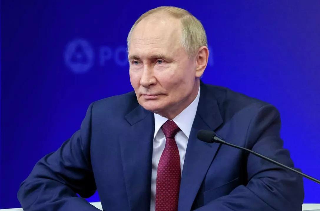 На следующей неделе Владимир Путин отправится в Китай с четырехдневным визитом Там запланированы масштабные переговоры делегаций России и КНР анонсировал журналист ВГТРК Павел Зарубин Кроме того в планах российского президента значится участие в саммите Шанхайской организации сотрудничества в Тяньцзине