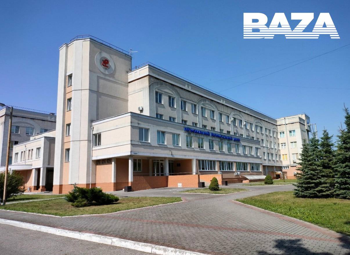 Фактически мы видели как наш ребёнок гниёт заживо но ничего не могли сделать Пробитый череп переломанные кости и летальные исходы после массовой гибели новорождённых в Новокузнецке стали всплывать тёмные стороны других роддомов Роженицы Калининграда рассказали Базе как в региональном перинатальном центре калечили их детей  26 летняя Анжелика готовилась к рождению сына Савелия Беременность шла отлично анализы были идеальными но сами роды пошли сложно После 1 5 часа безуспешных потуг и стимуляции окситоцином врачи начали выдавливать ребёнка Мальчик родился с огромной гематомой на голове и посиневшей кожей его поместили в реанимацию Анжелика навещала сына и буквально наблюдала как он гниёт заживо Спустя 44 дня ребёнок умер из за сепсиса и кровоизлияния в мозг вызванного родовой травмой Позже независимый специалист рассказал женщине что у неё клинически узкий таз и врачи изначально должны были предложить кесарево сечение  Другая роженица Вероника пять часов умоляла врачей сделать кесарево она рожала уже больше суток и силы покидали её Медики всё таки решились на операцию но было слишком поздно Девочка появилась на свет без признаков жизни завести её сердце удалось лишь через 10 минут Прожила она всего два дня Девушка ждёт результаты экспертизы но заведомо винит персонал в промедлении  В ещё двух историях новорождённые выжили но получили серьёзные травмы Показатели Ольги во время родов не понравились врачам и они отправили её под наркоз Когда она очнулась ребёнок лежал на реанимационном столе с травмами Оказалось что его вытянули щипцами и сломали 4 ребра а также руку Ребёнка другой роженицы Анны достали с помощью вакуумного аппарата Женщина увидела на его голове гематому но врачи успокоили её отговорками При осмотре у другого специалиста оказалось что ребёнку сломали кости черепа Девушки объединились и добились возбуждения уголовных дел по факту халатности медперсонала Сейчас они пытаются вызвать общественный резонанс так как медки продолжают работать Источник