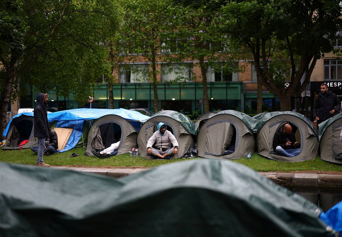 Власти Великобритании признали, что ситуация с наплывом в страну нелегалов может ухудшиться. Об этом сообщил телеканал Sky News со ссылкой на официального представителя Даунинг-стрит. Представителя премьер-министра спросили об инциденте в Ла-Манше, где накануне затонуло судно с 70 мигрантами на борту затонуло у берегов Франции. У чиновника уточнили, когда правительство начнет уменьшать число прибывающих нелегалов. Он ответил, что люди должны ожидать, что положение вещей «ухудшится», прежде чем «улучшиться». Ранее в Великобритании приняли законопроект об отправке мигрантов в Руанду путем депортации. Британский премьер-министр Риши Сунак предложил «отправить в один конец» нескольких просителей убежища.