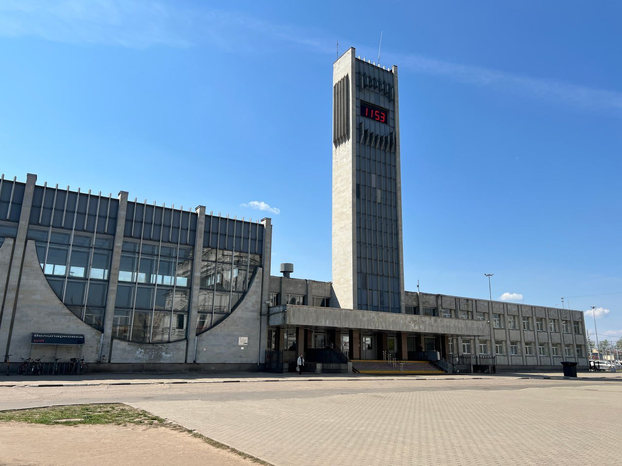 На вокзале задержали мужчину, находящегося в федеральном розыске  В зале Тверского железнодорожного вокзала около турникетов задержали 31-летнего уроженца Московской области, находящегося в федеральном розыске. Мужчину в рамках оперативно-розыскного мероприятия «Розыск» остановили сотрудники патрульно-постовой службы Тверского ЛО МВД на транспорте.  Установили, что мужчина находился на скамье подсудимых по делу о мошенничестве, совершённом группой лиц. Но гражданин не явился в назначенный день на суд, и УМВД по Дмитровскому округу Московской области объявило его в федеральный розыск.  Сейчас нарушителя передали инициаторам розыскной кампании.  Информацию сообщили в пресс-службе Тверского линейного отдела МВД на транспорте.    Пилот Подписаться  #федеральный_розыск #мошенничество