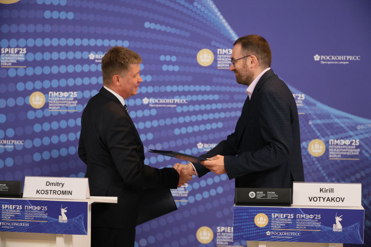 Авито Авто и АВТОВАЗ в рамках ПМЭФ подписали соглашение о стратегическом сотрудничестве В рамках Петербургского международного экономического форума ПМЭФ крупнейший производитель легковых автомобилей в Восточной Европе АВТОВАЗ и онлайн-платформа объявлений Авито подписали соглашение о сотрудничестве. Ключевые задачи партнерства: 1 Упрощение процессов выбора и покупки новых автомобилей и ТС с пробегом, а также повышение прозрачности сделок в отрасли 2 Интеграция АВТОВАЗом данных о техническом обслуживании автомобилей LADA в сервис проверки истории «Автотека» 3 Интеграция сервиса Селект от Авито Авто и программы сертифицированных автомобилей LADA с пробегом – Restart от АВТОВАЗа 4 Совместная работа над повышением узнаваемости бренда LADA и расширение присутствия дилерской сети автопроизводителя на платформе Авито Старший управляющий директор Авито Авто Кирилл Вотяков: «Для нас сотрудничество с таким ключевым игроком отечественного авторынка как АВТОВАЗ – это возможность усилить позиции платформы как надежного партнера автопроизводителей и дилеров. В 2025 году доля машин отечественных брендов составила 25,8% среди всех предложений с пробегом на Авито Авто, при этом LADA занимает лидирующую позицию – 82,2% от общего предложения. Поэтому мы видим большой потенциал в совместном развитии цифровых продуктов, а также в создании новых решений, которые сделают рынок автомобилей безопаснее и понятнее. Благодаря сотрудничеству с партнером мы сможем предложить пользователям еще более точную информацию о состоянии автомобилей, повысить уровень доверия на рынке и снизить риски при совершении сделок. Это станет важным вкладом в развитие честной и открытой автоиндустрии в России». Дмитрий Костромин, вице-президент по продажам и маркетингу АО «АВТОВАЗ»: «Сотрудничество с Авито Авто — важный шаг в развитии цифровых сервисов LADA. Мы стремимся сделать процесс покупки и владения нашими автомобилями максимально удобным и прозрачным. Новые решения помогут клиентам получать достоверную информацию, упростят выбор автомобиля и повысят уровень сервиса. Это укрепит доверие к бренду и откроет дополнительные возможности как для новых покупателей, так и для владельцев LADA на вторичном рынке». #Новости #АвитоАвто