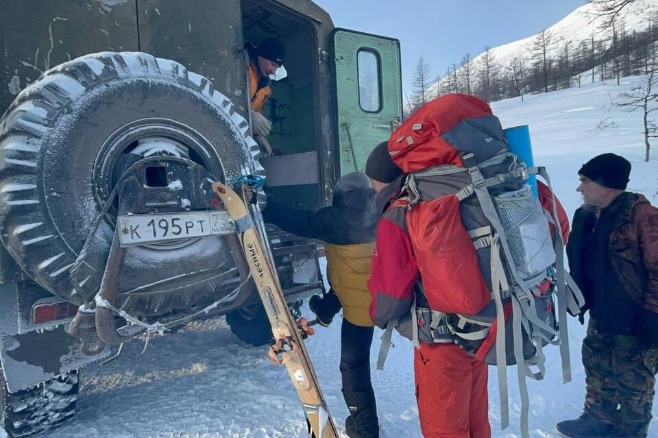 Туриста с обморожением эвакуировали с хребта Удокан  На Удоканском хребте турист получил обморожение и не смог двигаться дальше. Но спасатели из «Забайкалпожспас» оперативно эвакуировали его в больницу.  Успешному проведению спасательной операции способствовала предусмотрительность туриста - он заблаговременно зарегистрировал свой маршрут и использовал спутниковый трекер.   Эти меры позволили спасателям быстро определить местонахождение мужчины в труднодоступной горной местности.  Всегда сообщайте о своём маршруте и оставляйте трек-номер! Это сокращает время поиска и повышает шансы на спасение в ЧС  - напомнили в департаменте по ГО и ПБ региона.