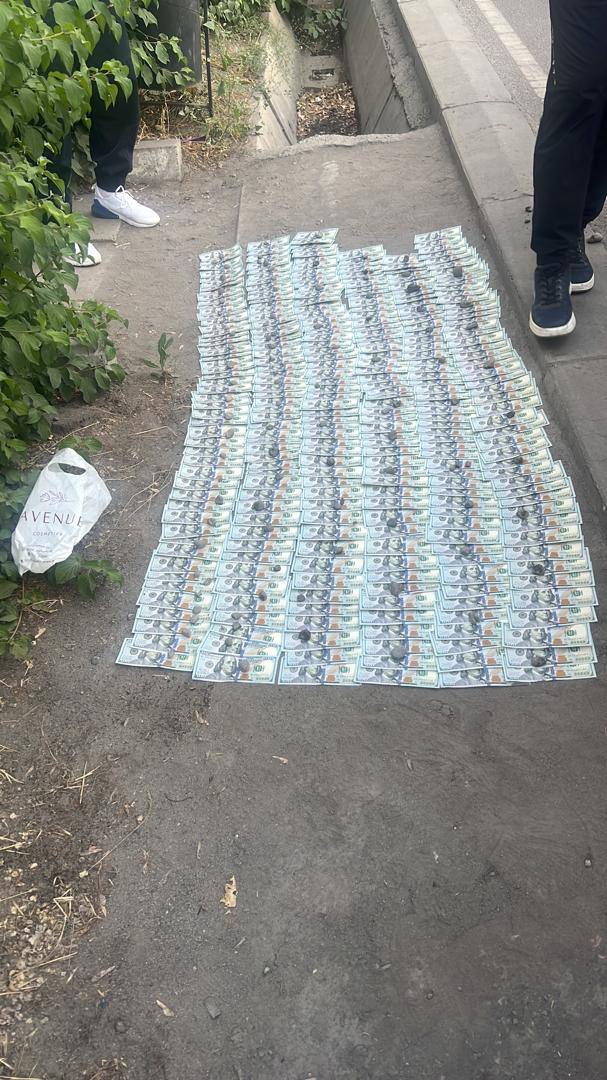 Вымогательство взятки. Задержан вице-мэр Бишкека  В рамках уголовного дела, возбужденного по факту вымогательства взятки, при возвращении части ранее полученных денежных средств в размере $35 тысяч, был задержан и водворен в ИВС СИЗО ГКНБ вице-мэр Бишкека — Б.Т.А.   Установлено, что указанные денежные средства были затребованы Б.Т.А. для лоббирования интересов иностранной компании в рамках инвестиционного проекта по реконструкции ТЭЦ города Бишкека. Однако Б.Т.А. после получения денежных средств, ссылаясь на различные причины, уклонялся от исполнения ранее достигнутых в рамках проекта договоренностей.  В настоящее время ведется работа по установлению и привлечению к уголовной ответственности других причастных лиц.  По инициалам подходит Талайбек Байгазиев — заместитель мэра  отвечает за топливно-энергетический комплекс .