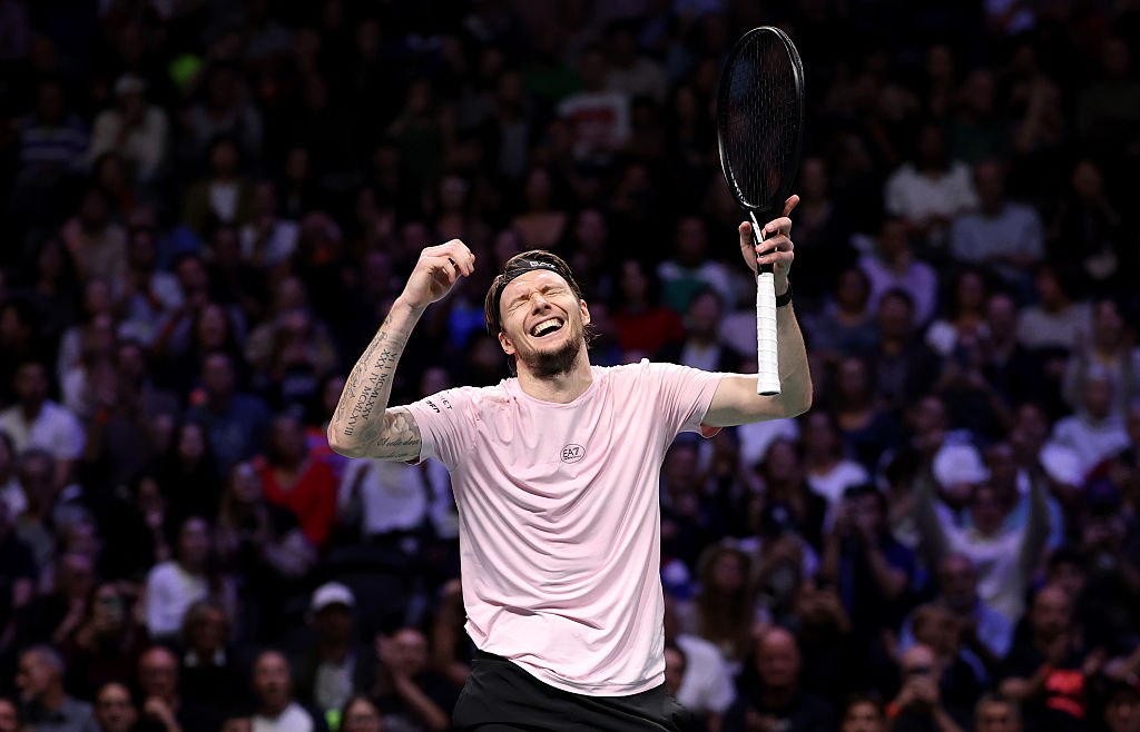 Бублик обошел Медведева в мировом рейтинге ATP Выступающий за Казахстан уроженец Гатчины Александр Бублик поднялся на 11 е место в обновленной версии рейтинга Ассоциации теннисистов профессионалов ATP Это самое высокое место в рейтинге для 28 летнего Бублика который в этом сезоне выиграл четыре турнира а на последнем Мастерс в Париже дошел до полуфинала Первая ракетка России Даниил Медведев опустился в рейтинге на 13 е место которое неделю назад занимал Бублик Андрей Рублев остался 16 м Карен Хачанов 18 м Испанец Карлос Алькарас вновь поднялся на первое место сместив итальянца Янника Синнера Getty Images Подписаться на РБК Спорт