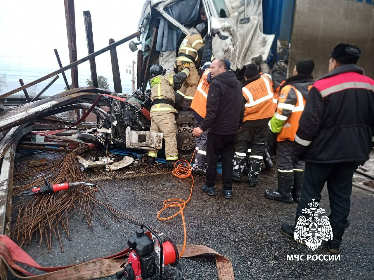 В Прибайкалье сотрудники МЧС России спасли пострадавшего в ДТП мужчину  В Слюдянском районе на 161 километре трассы Р-258 «Байкал» из полуприцепа грузового автомобиля, поднимавшегося в гору, выпал груз - металлолом, который угодил в следовавшую за ним фуру.  Её водитель получил травмы средней степени тяжести. Пожарные деблокировали пострадавшего и передали его врачам.  На период расчистки трассы движение было перекрыто в обоих направлениях.   На месте работали 4 специалиста и единица техники ведомства.   Ваша безопасность - ваша ответственность!