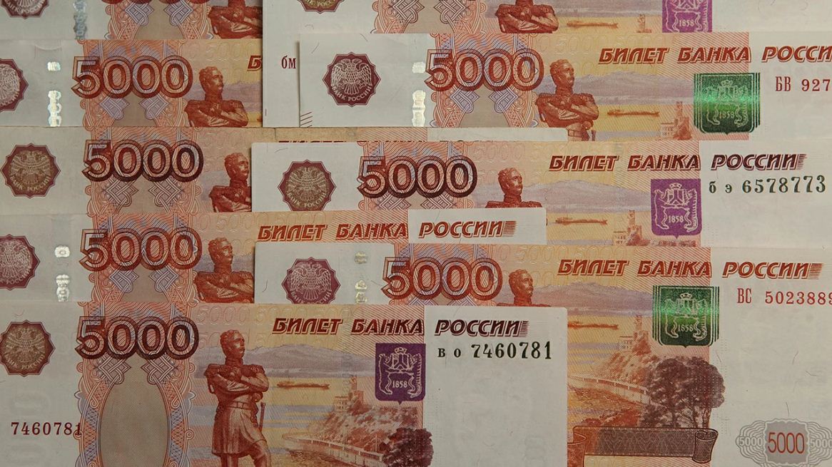 Многодетная мать из Владикавказа уличена в афере при получении «северных» детских пособий    Сотрудники Отдела экономической безопасности и противодействия коррупции УМВД России по городу Владикавказу в результате проведённых оперативно-розыскных мероприятий выявили факт мошенничества, связанного с получением «северных» детских пособий. В совершении противоправного деяния подозревается 37-летняя многодетная мать из Северной Осетии.    Оперативники установили, что женщина, находясь во Владикавказе, оформила временную регистрацию в Норильске и через сервис государственных услуг предоставила в уполномоченное профильное ведомство Красноярского края недостоверные сведения с целью получения социальной поддержки от государства на четверых своих детей. После этого ей одобрили ежемесячные выплаты с учётом «северного» коэффициента.  Фактически гражданка вместе с несовершеннолетними проживала в Северной Осетии. В общей сложности за период с апреля 2024 по февраль 2025 года злоумышленница незаконно получила на свой расчётный счёт свыше миллиона рублей.   Своими действиями аферистка причинила краевому бюджету ущерб в особо крупном размере.   Следственным управлением УМВД России по г. Владикавказу в отношении подозреваемой возбуждено уголовное дело по признакам преступления, предусмотренного частью 4 статьи 159.2 Уголовного кодекса Российской Федерации. На период расследования фигурантке избрана мера пресечения в виде подписки о невыезде и надлежащем поведении.