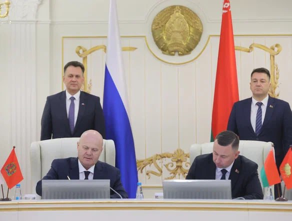 Подписан Меморандум о сотрудничестве Красноярска и Гродно Документ подтверждает намерения развивать существующие партнерские отношения между Красноярском и Гродно. В том числе, содействовать установлению прямых связей между общественными организациями, учреждениями науки, культуры и образования, а также представителями деловых кругов и средств массовой информации обоих городов. Поддерживать организации Красноярска и Гродно в реализации совместных проектов в сфере экономики и бизнеса, образования, культуры, спорта и туризма. Отметим, что Владислав Логинов в составе делегации Красноярского края под руководством губернатора региона Михаила Котюкова находится с рабочим визитом в Республике Беларусь. Цель поездки – расширение торгово-экономических связей в сфере промышленности, сельского хозяйства, транспорта, туризма, межмуниципального сотрудничества. Также участники встреч устанавливают деловые контакты для продвижения на белорусский рынок продукции красноярских производителей, импорта пассажирской и сельскохозяйственной техники в рамках реализации федерального проекта «Чистый воздух» и проекта «Чистый край», оборудования, комплектующих для развития промышленности.