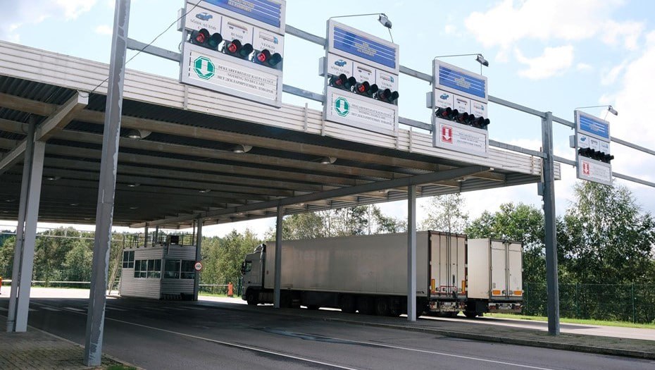 С сегодняшнего дня 24 февраля правительство Эстонии вводит новые ограничения на работу автомобильных пограничных пунктов Лухамаа и Койдула расположенных на границе с Россией В течение трех месяцев до 23 мая включительно эти пункты пропуска будут работать только 12 часов в сутки с 8 00 до 20 00 по московскому времени В ночное время пересечение границы через них будет невозможно ПОДРОБНОСТИ Подписывайтесь на канал МК в Пскове