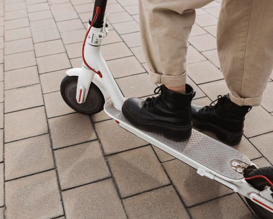 Голосование о необходимости ограничить электросамокаты вновь проводят на Ставрополье На Ставрополье разрабатывается краевой закон который позволит регулировать использование СИМ В связи с этим власти региона вновь решили узнать мнение местных жителей о необходимости ввести ограничения для электросамокатов В этот раз голосование проходит на Госуслугах Скоро весна а значит вновь в повестку вернется вопрос об использовании электросамокатов и других средств индивидуальной мобильности Считаю что надо закрепить на Ставрополье четкие и понятные правила для тех кто пользуется СИМ чтобы обезопасить других участников дорожного движения заявил губернатор Владимир Владимиров Напомним летом 2025 года в социальных сетях губернатора Владимира Владимирова уже проходило голосование о запрете электросамокатов Большинство респондентов выбрало вариант ничего не менять Опрос запустили после резонансного случая пользователь самоката насмерть сбил пенсионера Фото ru freepik com Подписаться на 1777 в Телеграм MAX