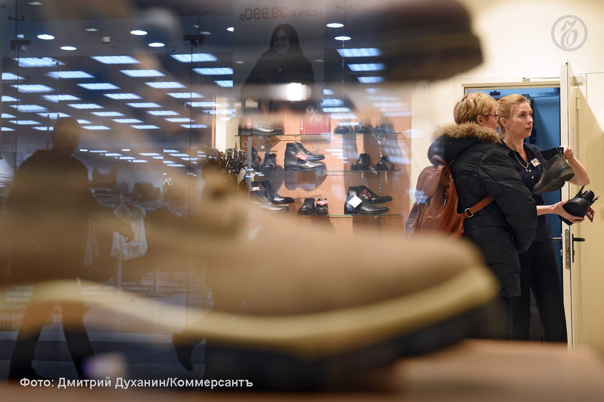 Обувная сеть Ralf Ringer столкнулась с претензиями налоговиков ИФНС пытается через суд взыскать со структуры ритейлера ООО Ральф Рингер продакшн свыше 1 млрд руб Как утверждают в самой сети это связано со спорными результатами проверок прошлых лет Эксперты отмечают что у компании могли возникнуть финансовые проблемы в процессе ведения бизнеса на падающем рынке За 10 месяцев 2025 года число покупок одежды и обуви в РФ упало на 10 Ъузнал