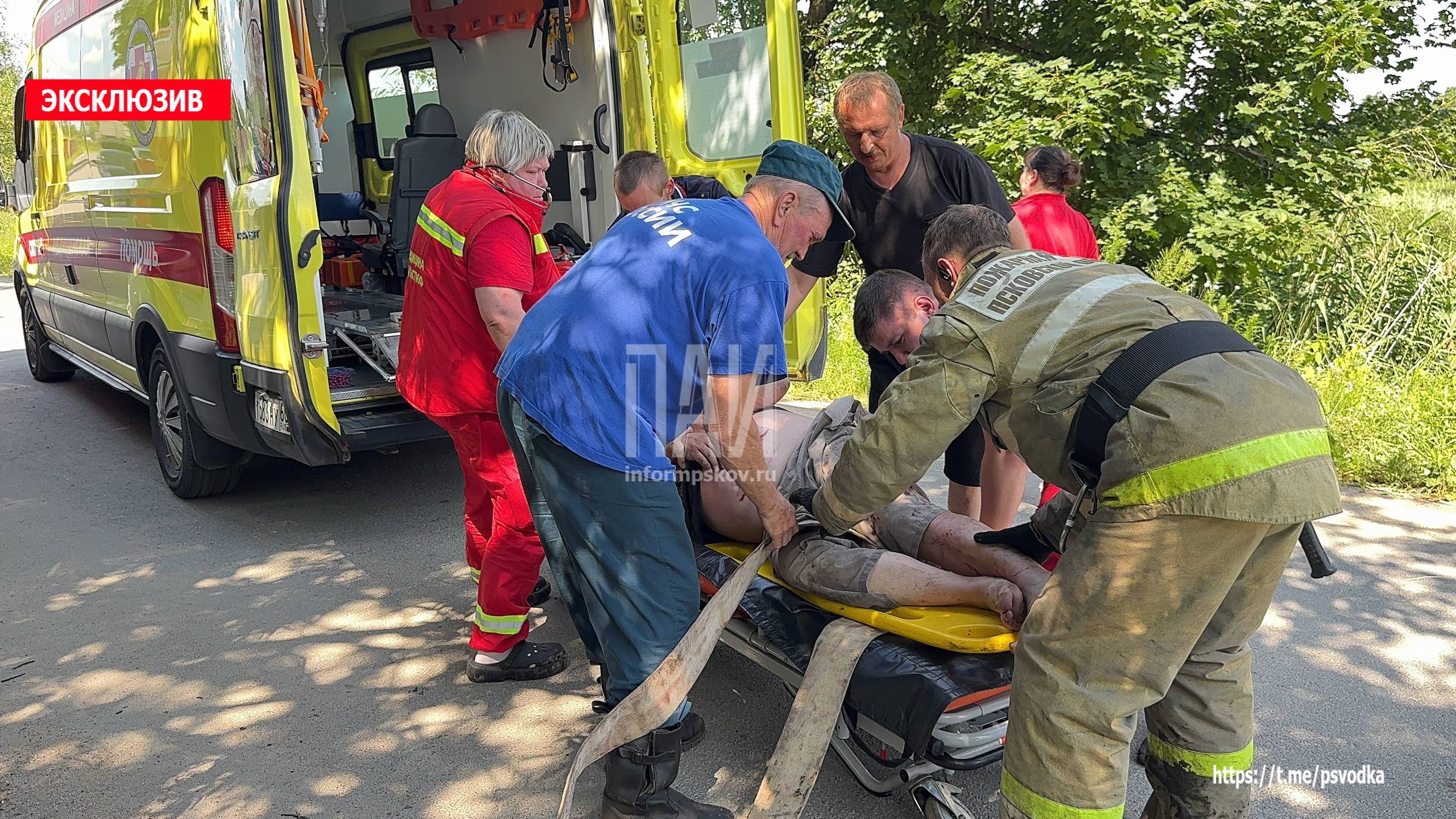 В Палкинском районе на въезде в деревню Ягодкино водитель автомобиля ИЖ не справился с управлением и протаранил дерево. Мужчина оказался зажат в автомобиле. Пожарные деблокировали пострадавшего, и передали бригаде медицины катастроф для госпитализации. На месте работают пожарные, медики и сотрудники ГАИ. По предварительной информации, водитель находится в состоянии алкогольного опьянения. Обстоятельства ДТП выясняются.