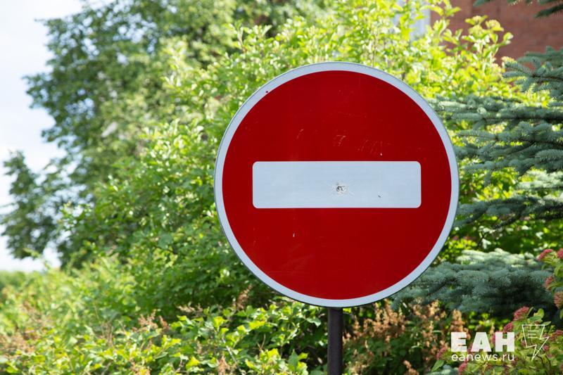 В центре Челябинска из-за забега ограничат движение Об этом сообщили в пресс-службе Госавтоинспекции города. Ограничения будут действовать в пятницу, 1 августа, с 19:00 до 22:00 на участке улицы Цвиллинга от Лазаретной до Орджоникидзе. Благотворительный забег посвящен Дню железнодорожника. «С 19:00 до окончания мероприятия нельзя будет парковаться в местах временных ограничений», — отметили в ГАИ. Водителям советуют заранее планировать свой маршрут и возможные пути объезда.