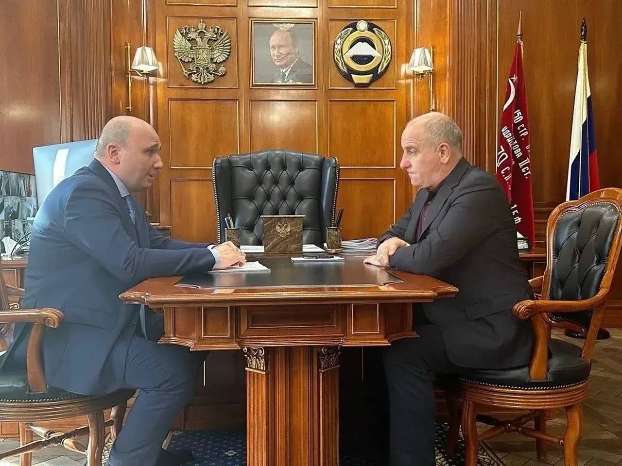 Глава КЧР Рашид Темрезов провел рабочую встречу с мэром Черкесска Алексеем Баскаевым Главная тема работа с обращениями горожан поступившими на прямую линию В основном вопросы касались состояния многоквартирных домов благоустройства дворов общественного транспорта и вывоза мусора Алексей Баскаев доложил что все обращения взяты в работу Организованы выезды на места сотрудников мэрии совместно с ответственными организациями также будет организован личный прием граждан Глава региона поручил внимательно отработать каждое обращение обозначить сроки и ответственных за их исполнение и чтобы люди знали перспективу решения их вопроса Он также обратил внимание на видеообращение старейшин о создании Дома дружбы и поручил мэру организовать работу этого центра и установить постоянную выставку народов республики в ДК Черкесска где общественные национальные организации могли бы встречаться обмениваться опытом и общаться с молодежью