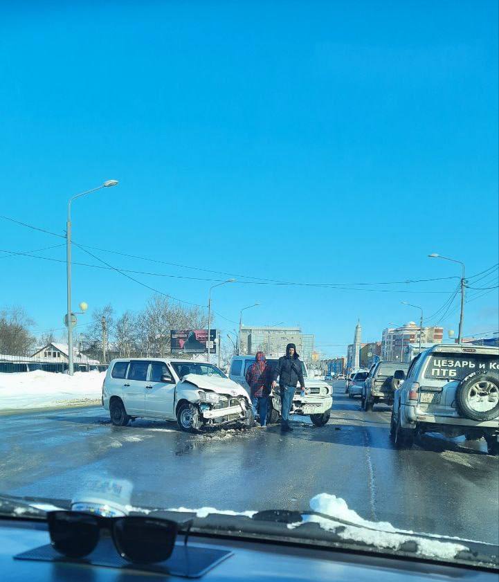 Переднюю часть автомобиля разворотило в результате ДТП в Южно-Сахалинске  Ещё одно ДТП произошло на дорогах областного центра 20 февраля. Два автомобиля столкнулись на улице Ленина, один из них получил внушительные повреждения.  Как сообщает Telegram-канал "Авточат", происшествие случилось в районе "Роснефти", недалеко от пересечения с улицей Пуркаева.  Судя по кадрам, универсал получил серьёзные повреждения - переднюю часть разворотило. Участники аварии находятся на месте. О пострадавших не уточняется.   : Авточат