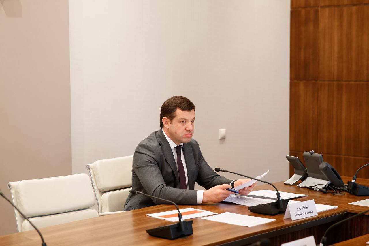 Глава КЧР Рашид Темрезов в режиме ВКС принял участие в заседании Межведомственной рабочей группы по вопросу восстановления рынка труда ⏩Оно прошло под председательством Заместителя Председателя Правительства РФ Татьяны Голиковой. Основной темой обсуждения стала реализация национального проекта «Кадры», включая детальный разбор всех четырёх федеральных проектов, входящих в нацпроект. Рашид Темрезов выступил с докладом о ходе выполнения нацпроекта «Кадры» в регионе. «В частности, в рамках проекта «Управление рынком труда» в Карачаево-Черкесии проводится модернизация службы занятости — ремонт, переоснащение и приведение к единому стилю 9 центров занятости. Все работы планируем завершить к 1 ноября текущего года», — отметил Глава Карачаево-Черкесии в своем ТГ-канале. В рамках реализации федерального проекта «Активные меры содействия занятости» в регионе ведется работа по профессиональному обучению отдельных категорий граждан. С начала года поступило 253 заявки от желающих пройти обучение. На рынке труда в Карачаево-Черкесии наблюдается положительная динамика: уровень безработицы снизился с 0,7% до 0,4% экономически активного населения. Это стало возможным благодаря нацпроектам, инвестициям и развитию малого и среднего бизнеса.