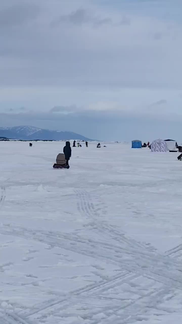 На Сахалине младенца приучают к рыбалке на льду