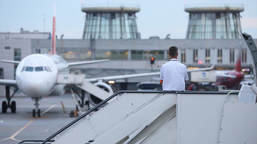 18 февраля по иску Генпрокуратуры состоится заседание в Никулинском районном суде столицы против частных собственников компании Сирена Трэвел разработчика крупнейшей российской системы бронирования авиабилетов Leonardo Напомним что 26 января в работе Leonardo произошел сбой который затронул работу авиакомпаний Аэрофлот Ямал Победа Azur Air АЛРОСА Smartavia Уральские авиалинии и других Авиакомпании приостановливали регистрацию пассажиров на рейсы и продажу билетов в 10 крупнейших аэропортах страны задержали или отменили более 70 рейсов В Ростехе тогда сообщили что проблемы произошли на стороне Сирена Трэвел Сегодня в Ростехе сообщили агентству РИА Новости что требование Генпрокуратуры обратить в доход государства имущество собственников Сирена Трэвел не повлияет на работу системы бронирования Leonardo Один из ответчиков по делу Алексей Шелухин подтвердил Радио РБК что получил повестку в суд заседание состоится 18 февраля В числе ответчиков мое имя указано Но я не понимаю какое я отношение имею к Сирена Трэвел Я не знаю о чем дело я не знаком с делом не знаком с исковым заявлением до сегодняшнего момента И никто меня с ними не ознакомил Я только получил повестку сегодня по Госуслугам Какие требования лично ко мне я не знаю Отношений с Сирена Трэвел я не имею никаких за исключением того что Сирена Трэвел акционер моей компании в которой я тоже являюсь акционером заявил он журналисту Радио РБК Подписаться на PRO transport