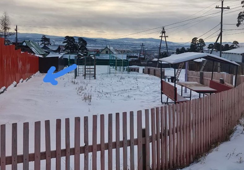 В Улан Удэнском горсовете сообщили о том что исполнен самый сложный наказ избирателей 2025 года Им оказался наказ по устройству детской площадки на территории ТОС Лысая гора что на Шишковке Местные жители обратились с просьбой о содействии к депутату горсовета Владимиру Ильину Чтобы установить новые малые архитектурные формы сначала необходимо было разобраться с сетями электроснабжения на территории существующей площадки стояла электроопора Сначала нужно было перенести сети и электроопору Мы учли все технические моменты обсудили с Россетями все нюансы По итогу опору удалось перенести место где она стояла показано на фото ред рассказал депутат Ильин