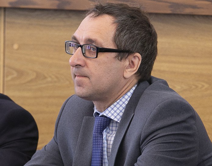 Новым главой Мошковского района как и прогнозировал Континент Сибирь стал Евгений Бузмаков Как сообщил губернатор Андрей Травников на оперсовещании 24 ноября районные депутаты единогласно поддержали кандидатуру выходца из министерства региональной политики По информации губернатора Новосибирской области 25 из 26 депутатов Мошковского района отдали предпочтение Евгению Бузмакову как новому главе муниципалитета В должность главы районной администрации он вступит с 27 ноября Предыдущий руководитель района Сергей Субботин ушел в отставку в марте 2025 года Евгений Бузмаков до последнего момента работал заместителем министра региональной политики Новосибирской области в октябре декабре минувшего года успел побыть и о главы министерства в период между отставкой Андрея Клюзова и назначением на пост министра Романа Бурдина По ссылке