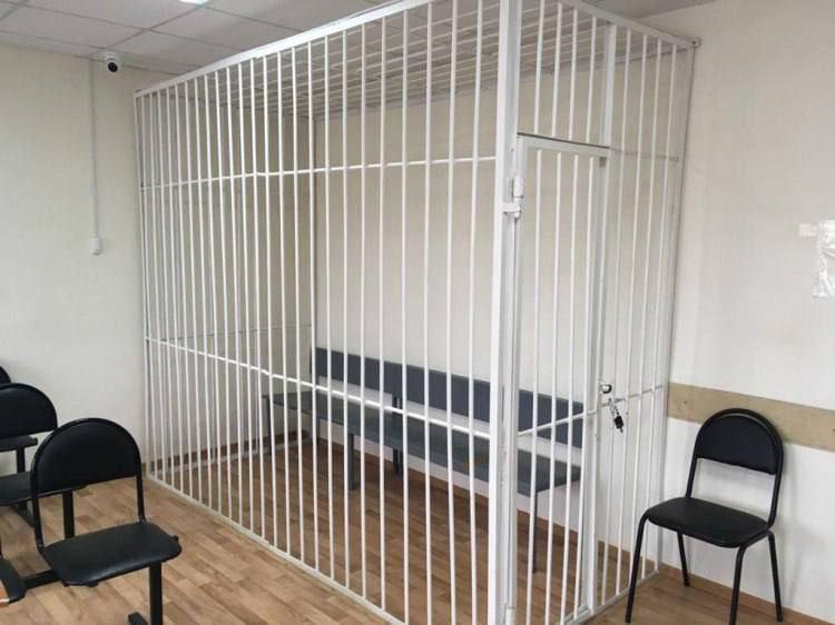 Жителю Волжского грозит до 15 лет лишения свободы за убийство молодого человека Прокуратура города Волжского передала в суд уголовное дело по обвинению 53-летнего местного жителя в совершении убийства ч. 1 ст. 105 УК РФ . Преступление произошло 1 февраля текущего года, когда мужчина пришел в общежитие к своей бывшей 32-летней сожительнице. Узнав о ее новом романе, он решил расправиться с соперником. В порыве ревности он напал с ножом на 32-летнего мужчину и нанес ему два удара в грудь, от которых тот скончался на месте. Обвиняемый признал свою вину в содеянном. #НастоящийВолгоград Подписаться