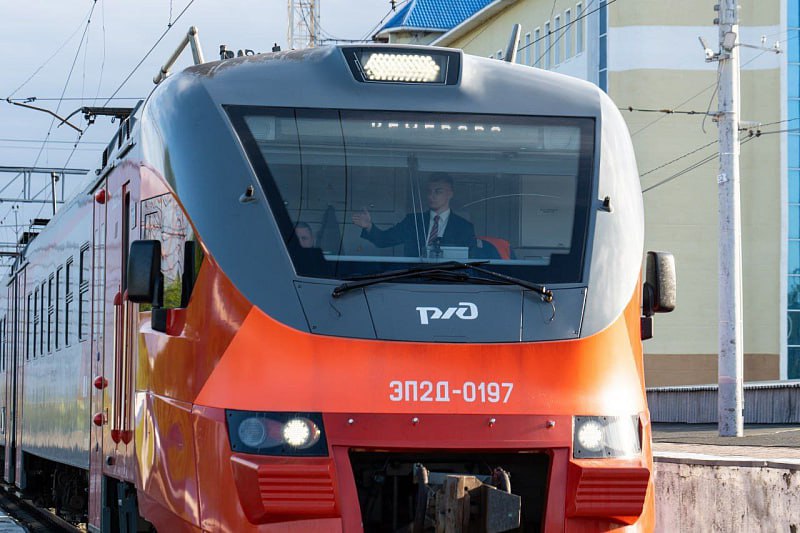 Почти полмиллиона пассажиров перевезла кемеровская городская электричка С момента запуска 27 мая 2024 года электричка по прежнему пользуется спросом у кемеровчан Услугами пригородного железнодорожного сообщения уже воспользовались более 490 000 пассажиров Электропоезд курсирует от кемеровского железнодорожного вокзала через Кировский Рудничный районы в Кедровку до Березовского и Барзаса Актуальное расписание и схема движения размещены на сайте АО Кузбасс пригород Приобрести билет онлайн можно через чат бот телеграм Кузбасс пригород мобильное приложение РЖД Пассажирам или в пригородной кассе Городская электричка остается современным и экологичным решением для ежедневных поездок Соединяет районы и предоставляет жителям отдаленных территорий удобный и быстрый вид транспорта