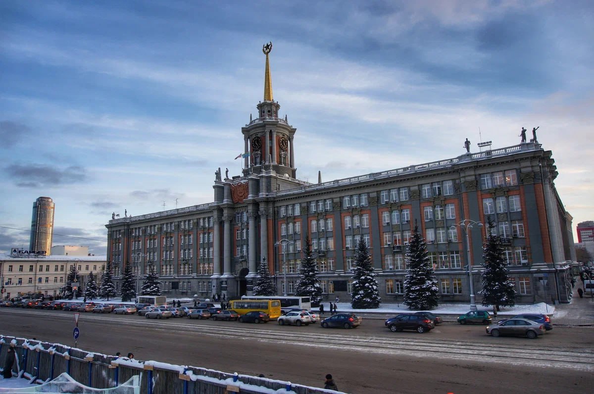 Больше 3 млрд рублей на работу мэрии Екатеринбурга потратит правительство региона А на работу всех городских администраций Свердловской области 10 8 млрд рублей указано в постановлении правительства региона По сравнению с прошлым годом траты в среднем выросли на 4 В список самых дорогих муниципалитетов вошли Нижний Тагил 666 млн рублей Каменск Уральский 314 млн рублей и Новоуральский округ 257 млн рублей Меньше всего денег выделили Унже Павинскому поселению 8 млн рублей поселению Атиг 9 млн рублей и Дружининскому городскому поселению 10 млн рублей Новости из Екатеринбурга