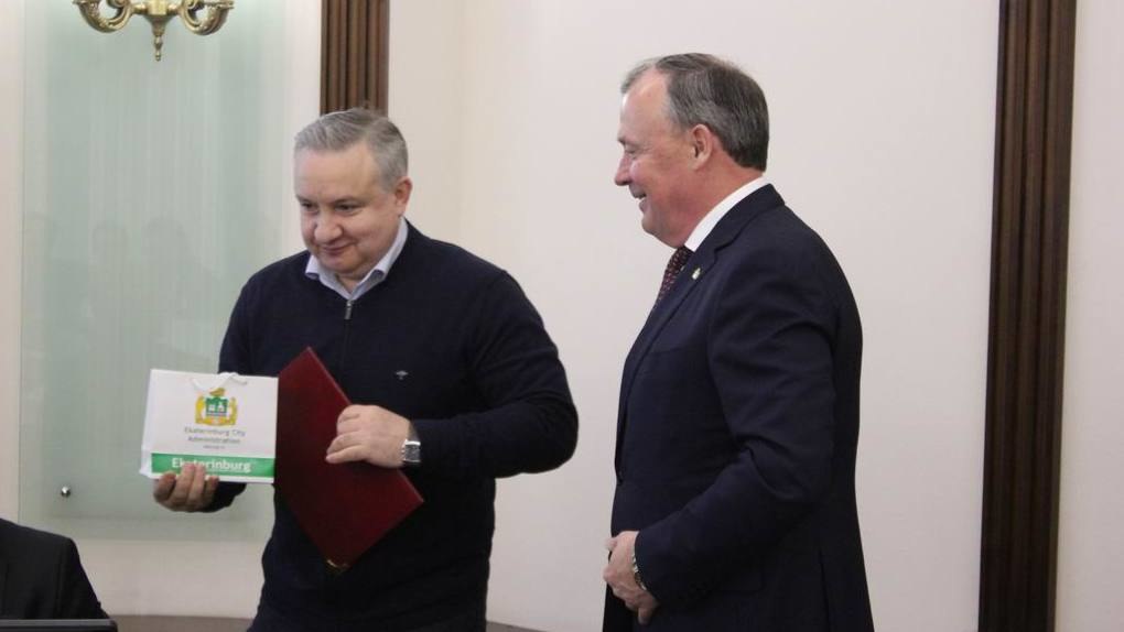 Мэр уволит главу района Екатеринбурга   Комментируя уборку улиц, Алексей Орлов сообщил, что будут приниматься новые кадровые решения. Вероятно, на этот раз речь идет о главе Верх-Исетского района Андрее Морозове, сообщил  .RU источник в мэрии.  Весной Орлов уже успел уволить своего заместителя Алексея Бубнова, который курировал это направление. Также свое место потерял глава Кировского района Владимир Боликов.  Фото: пресс-служба Верх-Исетского района    Новости из Екатеринбурга