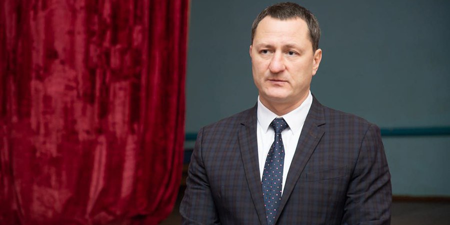 Глава Марксовского района рассказал о новом уголовном деле в отношении него В Марксе Саратовской области в отношении главы района Дмитрия Романова завели новое уголовное дело Он сообщил в соцсетях что ему вменяют злоупотребление должностными полномочиями Уточняется что возможные нарушения закона выявили в ходе проверки хода ремонта канализационных сетей Подробных пояснений Романов не дал но судя по всему вину не признает Он заявил что всегда руководствовался здравым смыслом Отметим что это уже не первый раз когда Романов попадает в поле зрение силовиков Ранее в отношении него возбуждали другое уголовное дело о злоупотреблении полномочиями Подробнее читайте на сайте Четвертой Власти