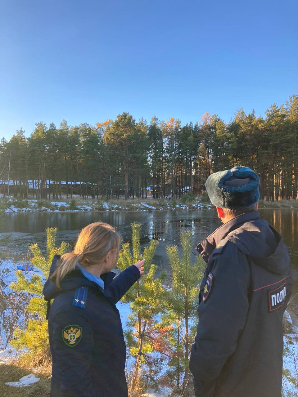 Два девятилетних ребенка утонули в поселке Новоасбест около Горноуральска.   Ровесники — мальчик и девочка вместе с 13-летним товарищем отправились на прогулку в район Пушкинского болота. Там на воде уже образовалась корка льда — совсем хрупкая. В какой-то момент ребята решили пройтись по льду, но провалились в воду и утонули. Их взрослый друг остался на берегу. Это спасло ему жизнь. Он тут же стал звать на помощь.   Тела детей достали на берег. Сейчас к делу подключилась прокуратура.  Если вам знакомы семьи этих ребят, напишите нам через  .