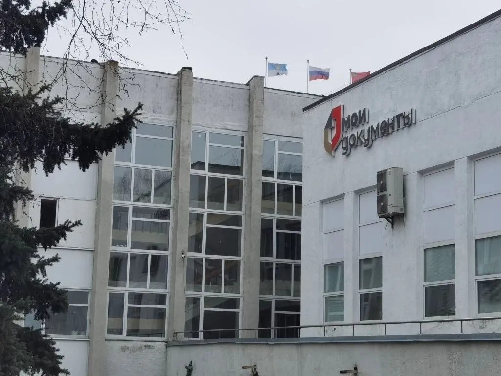 В МФЦ озвучили график работы на май В связи с предстоящими праздничными днями Праздником Весны и Труда а также Днем Победы центры госуслуг Мои Документы Подмосковья изменят график работы В период майских праздников в 2026 году работа многофункциональных центров Московской области будет организована по следующему графику 1 мая и 9 мая нерабочие дни обслуживание граждан не осуществляется 2 4 5 6 7 и 8 мая все МФЦ работают в обычном режиме согласно установленному расписанию 3 и 10 мая рабочие дни для МФЦ которые осуществляют обслуживание по семидневному графику С 11 мая все центры работают по стандартному графику