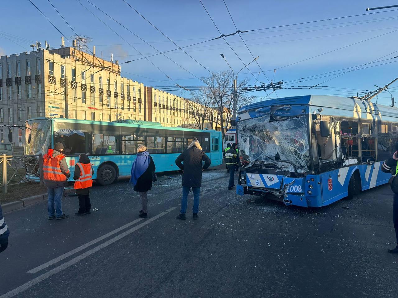 В Петербурге создадут систему независмого контроля выхода водителей транспорта на линию  Комиссия по транспорту заксобрания Петербурга проработает создание системы независимого контроля выхода водителей общественного транспорта на рейс. Это одна из мер по ужесточению надзора за состоянием шоферов, сообщил председатель Законодательного собрания города Александр Бельский.   По словам Бельского, водители общественного транспорта Петербурга даже после предрейсового осмотра периодически выходят на линию с плохим самочувствием или уставшими. Это повышает риск возникновения ДТП. В связи с этим необходимо проработать систему независимого контроля за состоянием водителей.   Он подчеркнул важность осуществления такого контроля именно независимой компанией, чтобы исключить «сговор и поблажки на местах».   : Прокуратура Санкт-Петербурга    Подпишитесь на «Ведомости Северо-Запад»