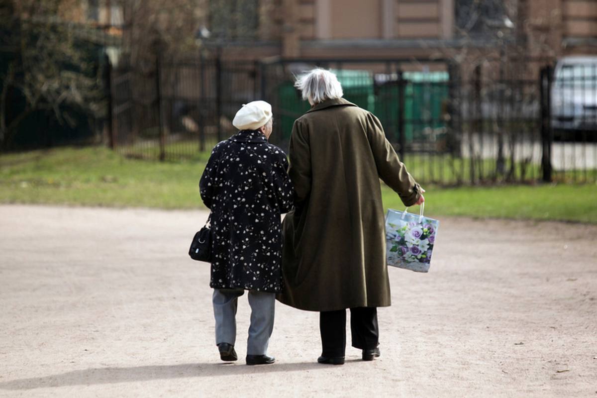 Петербуржцам хотят продлить жизнь до 80 лет к 2030 году. Сейчас средняя продолжительность жизни в городе — чуть больше 76 лет. Власти ставят цель выйти на 80 к концу десятилетия. Обещают строить новые поликлиники и больницы, а ещё развивать высокотехнологичную медицину.