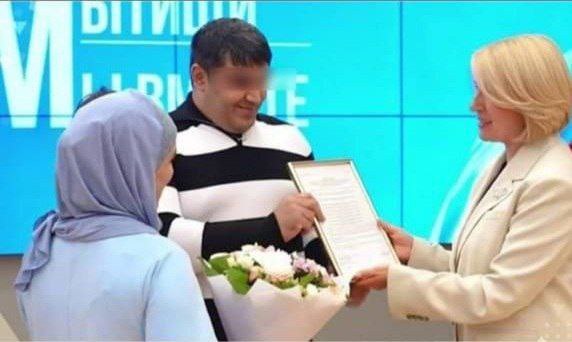 Следком вновь возбудил уголовное дело о мошенничестве при получении жилищного сертификата семьёй приезжих в Мытищах Об этом сообщили в информационном центре СК России. «По данному факту были неоднократно возбуждены уголовные дела, однако постановления об их возбуждении последовательно отменялись заместителем Мытищинского городского прокурора Московской области Дарьей Павловной Мироновой и заместителем прокурора Московской области Сергеем Георгиевичем Рокитянским. Вместе с тем с учётом наличия признаков преступлений руководителем ГСУ СК России по Московской области по вышеуказанным обстоятельствам вновь возбуждены уголовные дела о халатности и мошенничестве при получении выплат, в рамках которых продолжается производство необходимых следственных и процессуальных действий», — доложил Бастрыкину глава подмосковного главка СКР Ярослав Яковлев во время оперативного совещания по вопросам расследования резонансных преступлений. Царьград.ТВ — Не боимся говорить правду Подпишись
