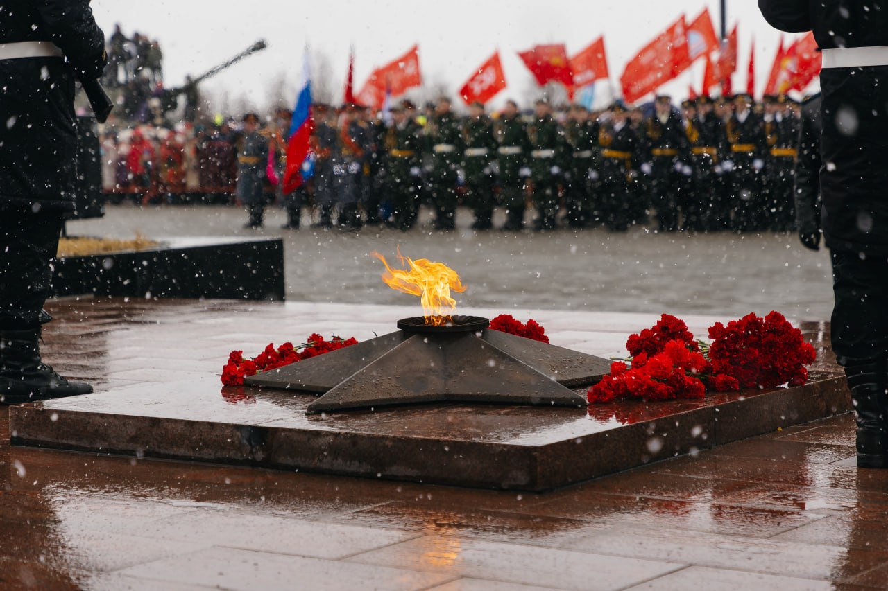 250 мероприятий пройдут в регионе в рамках 81 й годовщины разгрома немецко фашистских войск в Заполярье В Мурманской области пройдут более 250 мероприятий посвящённых 81 й годовщине разгрома немецко фашистских войск в Заполярье 18 октября в Долине Славы торжественно захоронят останки 6 советских воинов в церемонии будет участвовать внучка маршала Коневa Елена 22 октября состоится вручение памятных медалей и почетных знаков губернатора СВОих не бросаем и концерт с участием Ансамбля песни и пляски Краснознаменного Северного флота и лучших творческих коллективов региона 23 октября у Алеши пройдёт традиционный митинг памяти С 24 по 26 октября пройдет историко патриотический слет В одном строю с Победой 30 октября в областном Драмтеатре покажут спектакль Юрия Башмета Живые и мёртвые Солдатами не рождаются по роману Константина Симонова 31 октября города воинской доблести присоединятся ко Всероссийской акции Огненные картины В школах и образовательных организациях области в рамках проекта Лица героев откроются муралы защитникам Отечества и Парты Героев А в СОПКАХ состоится более 80 мероприятий соревнования по лазертагу фестиваль патриотической песни конкурс чтецов и открытие Галереи Памяти Финал конкурса Край героев который проводится в рамках губернаторского плана На Севере жить состоится 8 ноября победители поедут в Музей Победы в Москве Подробную программу мероприятий можно посмотреть в соцсетях учреждений культуры и на портале Наш Север   Главная газета нашего города
