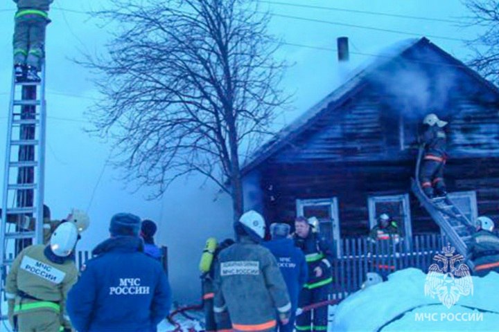 Один погиб и один пострадал Прошедшие сутки в Якутии оказались тревожными для спасателей огонь унес жизнь человека Всего в республике зафиксировано шесть пожаров в результате которых один человек погиб еще один пострадал На борьбу с огнем были брошены 66 специалистов и 21 единица техники Череда возгораний прокатилась по разным уголкам республики В Якутске пожарные тушили мусорный бак хозяйственную постройку и диван в многоквартирном доме Также спасатели выезжали на тушение жилого дома в Томмоте и частного дома в Вилюйске Самым страшным стал пожар в Намском районе где огонь унес жизнь 70 летнего мужчины Еще один 65 летний житель получил травмы и был госпитализирован В настоящее время по всем фактам происшествий проводятся проверки Фото ГУ МЧС России по РС Я