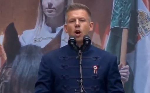 Оппозиция Венгрии провела свой опрос о вступлении Украины в ЕС Президент Украины Владимир Зеленский сделал заявление о том, что ему известно о том, что венгерская оппозиция провела опрос, в котором 70% граждан поддерживают вступление Украины в ЕС. Об этом сообщает “Суспільне”. “То есть люди в Венгрии – за нас. А Орбан тем временем готовит другой опрос, где вроде бы люди против. Он блокирует нас в ЕС и делает это для своих политических целей. Но это опасно – не надо нас втягивать в свои выборы”. Вице-премьер Ольга Стефанишина заявила, что уже к 1 июля Украина будет готова открыть три кластера переговоров с ЕС. “Все должны нас поддержать, кроме соответствующей страны. Результата пока нет”, - добавил Президент Владимир Зеленский. ________________________ Хотите знать больше? : Mignews