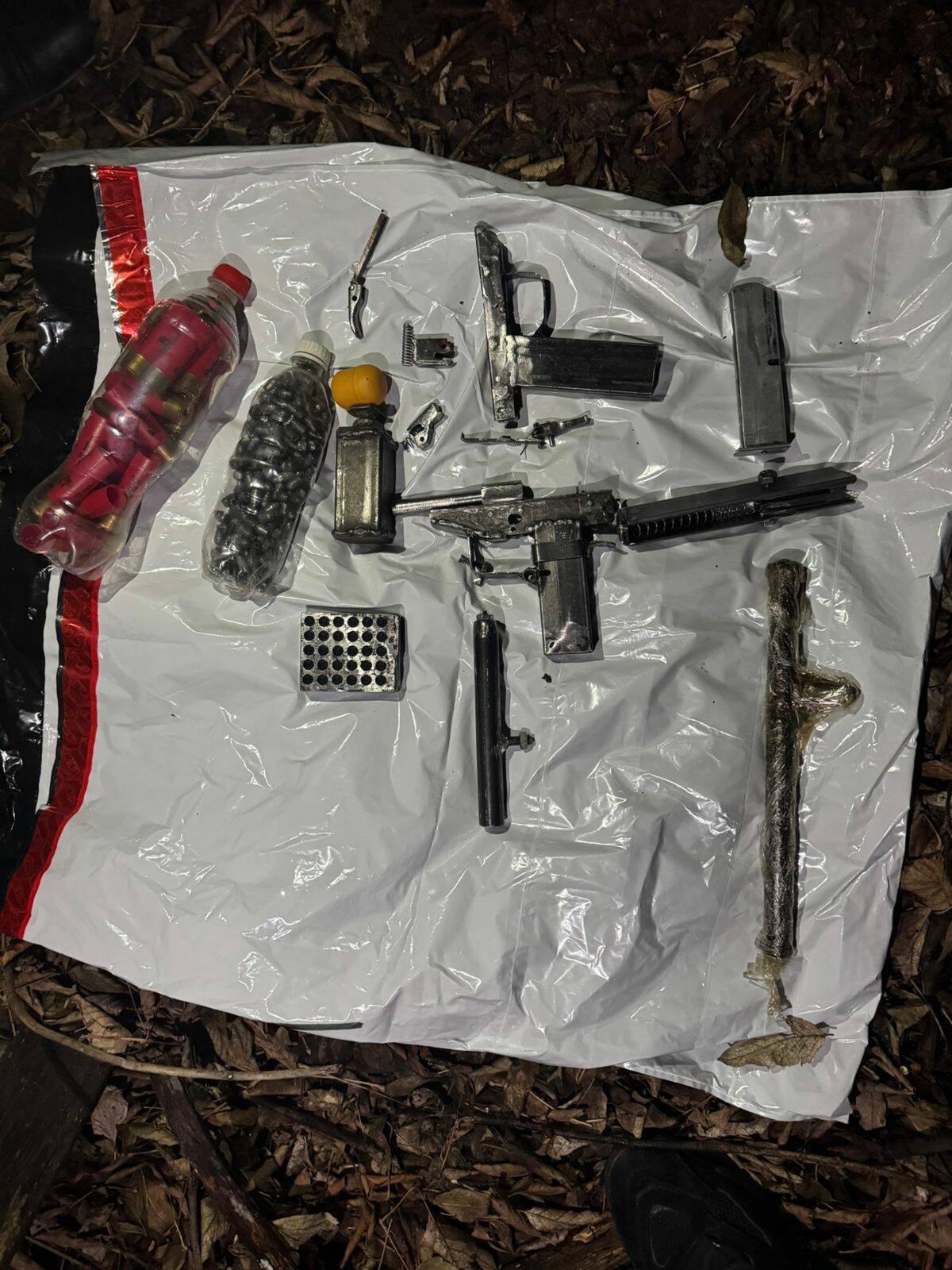 У челнинца изъяли самодельный пистолет пулемет и взрывчатые вещества Возбуждено уголовное дело по статьям о незаконномизготовлении оружия и взрывчатых веществ Подробности в материале на сайте Челнинских известий