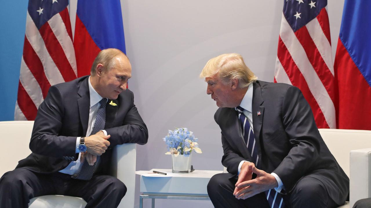 Сообщается, что около 17:00 по мск состоится телефонный разговор Владимира Путина и Дональда Трампа, после чего президент США позвонит Зеленскому. Осведомитель