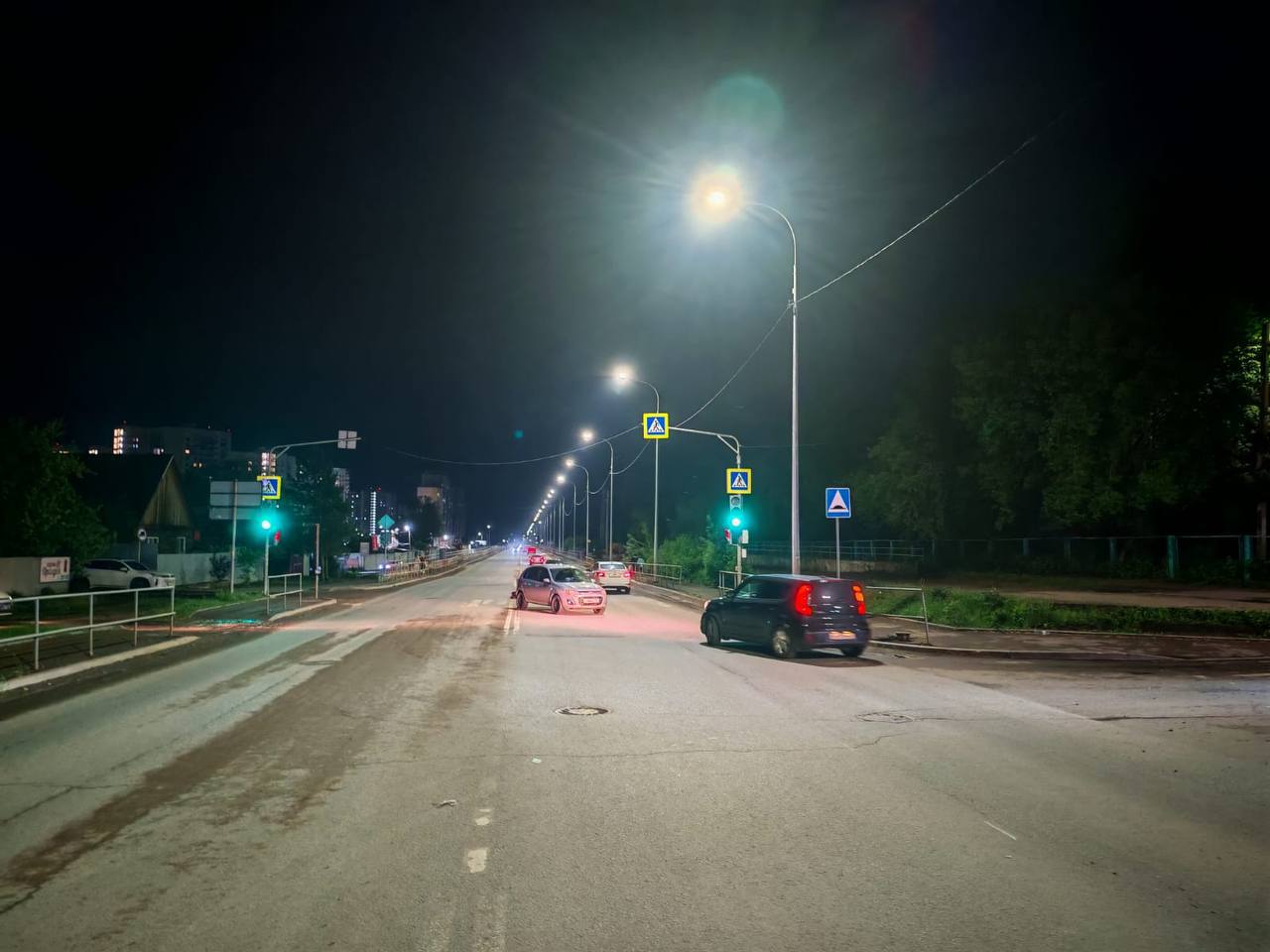 В Оренбурге на ул. Уральской сбили девушку-пешехода #Про_Происшествия ДТП произошло накануне, 9 мая. Оренбурженка переходила дорогу по пешеходному переходу на красный свет светофора. Об этом сообщили в УМВД области. 9 мая в полицию поступило сообщение о ДТП. На место выехали полицейские и предварительно установили, что 35-летний водитель автомобиля «Лада Калина» ехал со стороны дома № 2/16 в сторону ул. Красной и сбил 22-летнюю девушку. Оренбурженка переходила дорогу по регулируемому пешеходному переходу на красный свет. В результате она получила различные травмы, ее госпитализировали в больницу. В настоящий момент полицейские устанавливают обстоятельства произошедшего. Фото: УМВД области