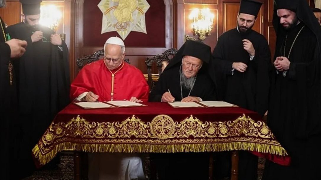 Папа Римский и Вселенский патриарх Варфоломей подписали совместную декларацию призывающую к примирению и единству Как сообщает Vatican News в подписанном документе выражается желание восстановить полное сопричастие между Католической и Православной церковью а также отвергается любое использование религии для оправдания насилия Декларация посвящённая 1700 летию первого Вселенского Никейского собора призывает представить миру обновлённое свидетельство мира примирения и единства Мы отвергаем любое использование религии и имени Бога для оправдания насилия Цель христианского единства включает стремление сделать фундаментальный вклад в мир между всеми народами А также обращаемся к тем кто имеет гражданскую и политическую ответственность с призывом сделать всё возможное чтобы трагедия войны немедленно прекратилась цититрует издание Кроме того Папа Римский Лев XIV посетил Кафедральный собор Святой Богородицы ААЦ в Стамбуле и принял участие в литургии Caucasian bureau