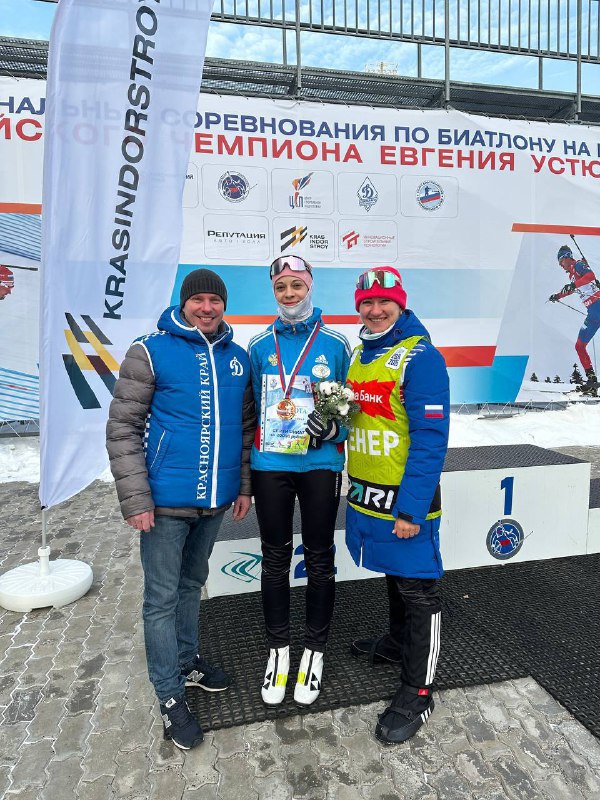 Спортсменка из Забайкалья заняла третье место в межрегиональных соревнованиях в Красноярске Биатлонистка Софья Гончарук взяла бронзу на дистанции 4 5 км В соревнованиях участвовало около 250 спортсменов Подпишись на Моя Чита Отправь контент а мы опубликуем