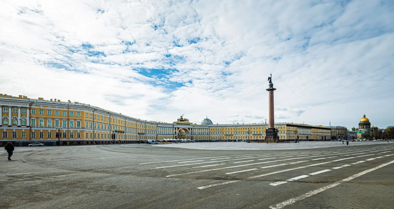 Промышленность Петербурга обогнала среднероссийские темпы роста В обрабатывающих отраслях ИПП вырос до 104 7 тогда как в среднем по стране он находился на уровне 99 3 Общий объём отгруженной промышленной продукции в Петербурге превысил 900 млрд рублей Губернатор Александр Беглов отметил что итоги первого квартала показывают уверенную адаптацию петербургской промышленности к меняющимся условиям возможности для развития новых производств и выпуска импортозамещающей продукции Основной вклад в рост обеспечило машиностроение Производство автотранспортных средств показало ИПП на уровне 117 4 выпуск электрического оборудования 117 1 машин и оборудования 106 7 Уверенную динамику продемонстрировала фармацевтика индекс в производстве лекарств и материалов достиг 118 6 Значительный рост зафиксировали также в производстве готовых металлических изделий в 1 7 раза и бумажной продукции в 1 6 раза Оборот предприятий обрабатывающего сектора за первые три месяца 2026 года превысил 1 3 трлн рублей что составляет 14 6 от общего оборота городских компаний   Подпишись на MASHNEWS в MAX