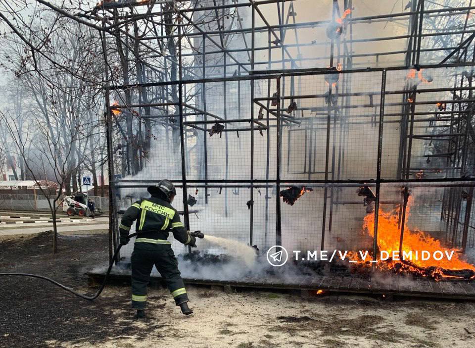 Пострадавших в пожаре в Центральном парке нет  По словам мэра Валентина Демидова, возгорание произошло на детской площадке, пострадавших нет.   Причина пожара устанавливается.