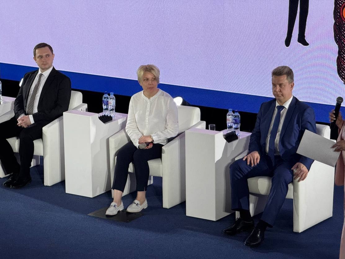 Наталия Каменская: до конца июля на счета участников ПДС будет перечислено более 51 млрд рублей государственного софинансирования  В Тюмени прошла встреча представителей Минфина России, Национальной ассоциации негосударственных пенсионных фондов с сотрудниками социальных организаций, поликлиник, а также финансовых консультантов города. Участники встречи обсудили реализацию ПДС и ее преимущества.  «Это не просто добровольная сберегательная программа. Это новый продукт, в котором участвует не только гражданин, но и государство. Помимо гарантированной сохранности средств, на личные взносы в течение 10 лет начисляется софинансирование от государства в размере до 36 тыс. рублей в год. Также участникам предоставляется налоговый вычет на сумму личных взносов до 400 тыс. рублей в год. Плюс – ежегодный инвестиционный доход от операторов программы, которыми назначены негосударственные пенсионные фонды», – сказала Наталия Каменская, начальник отдела Департамента финансовой политики Минфина России.    К началу июля 2025 года по ПДС заключено уже более 5,5 миллионов договоров, объём средств по ним превысил 400 млрд рублей. Наталия Каменская отметила, что до конца июля государство перечислит на счета участников программы более 51 млрд рублей софинансирования на взносы, уплаченные в 2024 году.     #ПДС