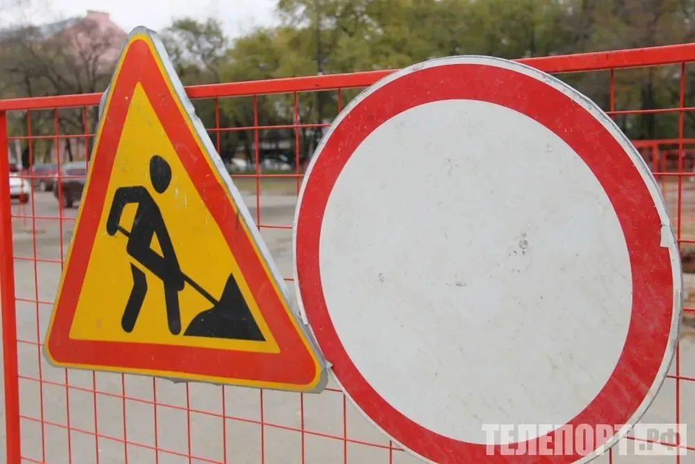 Дорогу отремонтируют в военном городке Белогорска К ремонту проезда к домам офицерского состава приступят летом В Белогорске в рамках развития инфраструктуры военных городков запланирован ремонт проезда к домам офицерского состава расположенным по улице Никольское шоссе район Никольского городка Подрядная организация приступит к активной фазе работ 1 июля рассказали в пресс службе МинЖКХ Амурской области На первом этапе рабочие разберут существующие бортовые камни затем приступят к разработке грунта После этого установят новые бортовые камни сформируют основание из щебеночно песчаной смеси скрепив вяжущими материалами затем начнется укладка нового асфальтобетонного покрытия В региональном МинЖКХ также напомнили что в 2024 году в регионе стартовала программа обновления детских площадок в военных городках На эти цели по поручению губернатора Василия Орлова было выделено 23 миллиона рублей ТЕЛЕПОРТ РФ здесь все об Амурской области  Мы в МАХ  Написать нам