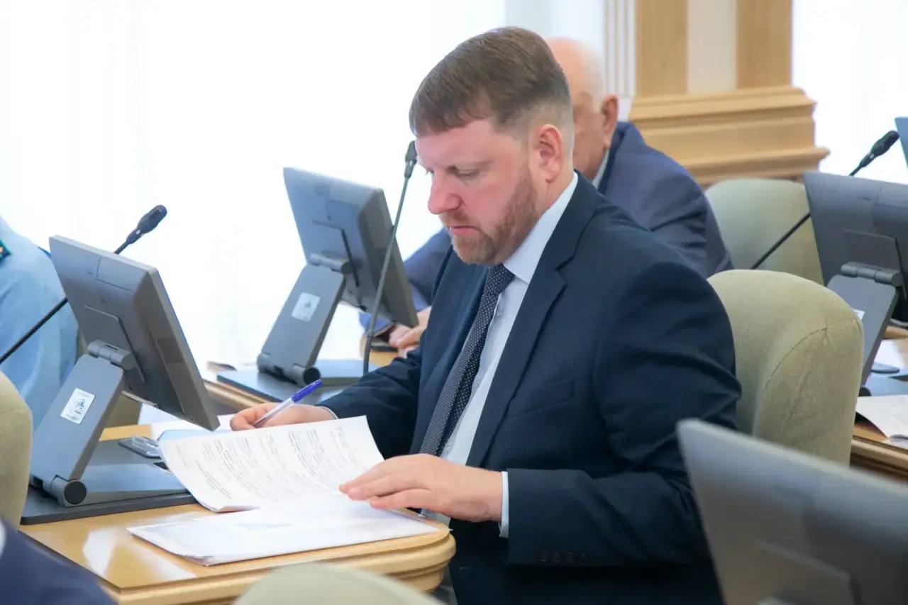 ℹ Степан Михайлов назначен вице губернатором по внутренней политике Депутат Законодательной Думы Томской области Степан Михайлов досрочно сложил полномочия Соответствующее заявление подано им в связи с переходом на работу в исполнительную власть 12 февраля он назначен заместителем губернатора по внутренней политике В региональном парламенте Степан Михайлов представлял интересы жителей Кетского одномандатного округа 20 Он возглавлял комитет по законодательству государственному устройству и безопасности комиссию по вопросам местного самоуправления Кроме того он был представителем Законодательной думы в Совете муниципальных образований Томской области Убеждена что практический опыт парламентской деятельности и понимание социально политической повестки муниципалитетов позволят Степану Николаевичу эффективно решать задачи стоящие перед блоком внутренней политики Благодарю его за совместную работу в думе и желаю успехов в новой должности отметила председатель Законодательной Думы Томской области Оксана Козловская Исполнять обязанности главы комитета по законодательству государственному устройству и безопасности будет депутат Юрий Дроздов Он продолжит депутатскую деятельность на этом посту без отрыва от основной работы Законодательная Дума в МАХ