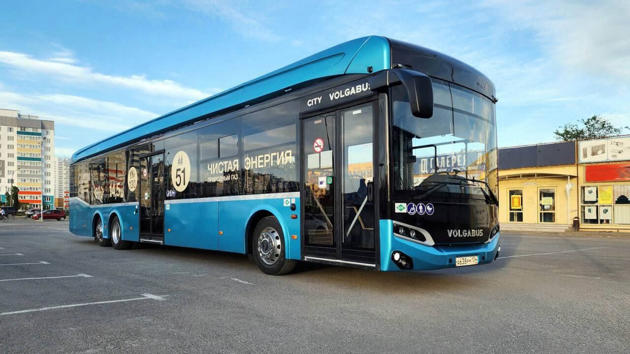 ОТ автопром В Челябинске тестируют гипербас Гипербас как окрестили в мэрии новый трехосный удлиненный автобус Volgabus будет проходить тест драйв в течение трёх недель Длина автобуса 14 5 метра Задние колеса оснащены функцией подруливания что обеспечивает повышенную манёвренность В салоне предусмотрен увеличенный проход для комфортного перемещения Салон вмещает 130 пассажиров сидячих мест 51 для сравнения в гармошке их 37 В отличие от фирменных зелёных рубашек челябинских автобусов гипербас оставили в голубом цвете Источник фото 31tv ru