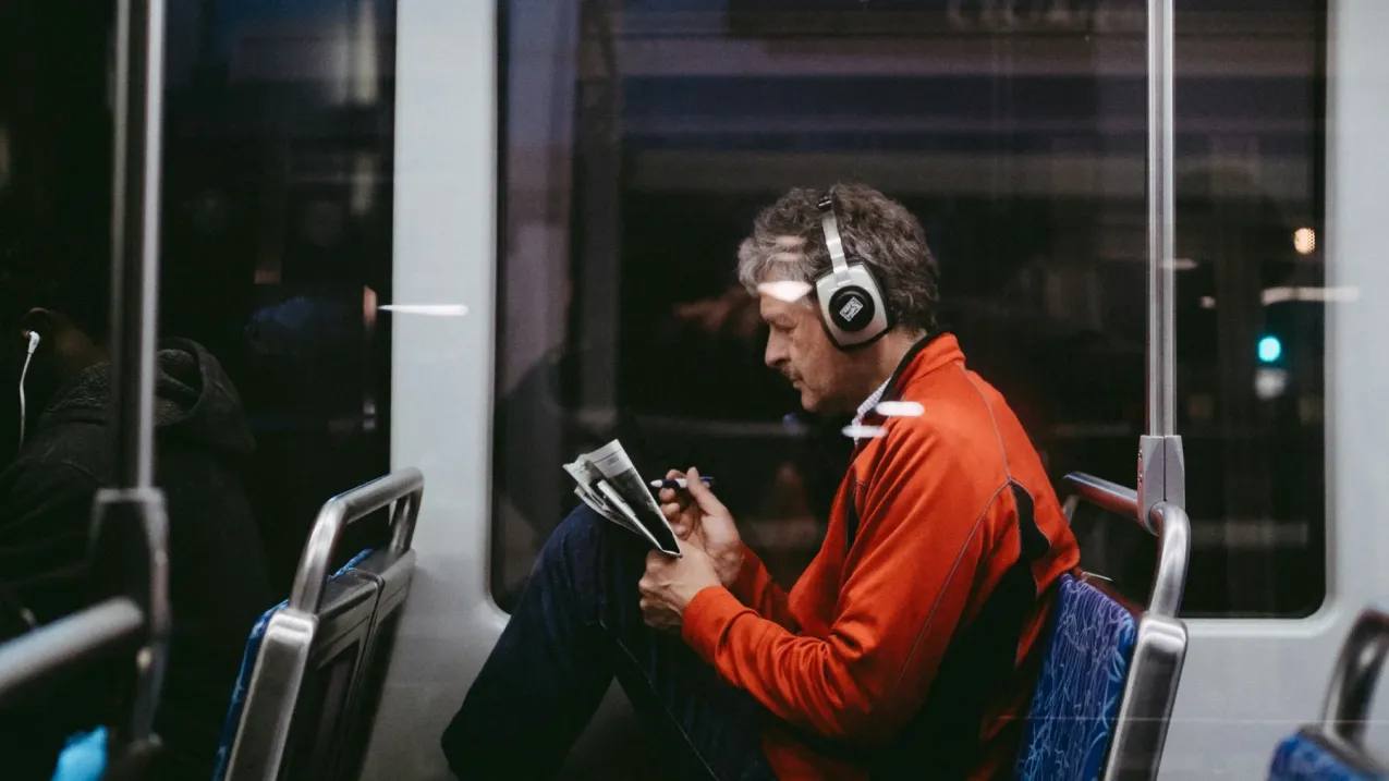 Согласно результатам опроса ВЦИОМ и Знания за прошедший год россияне в среднем прослушали или прочитали девять книг В целом хотя бы одну книгу прочитали 62 участников опроса Wes Hicks Unsplash