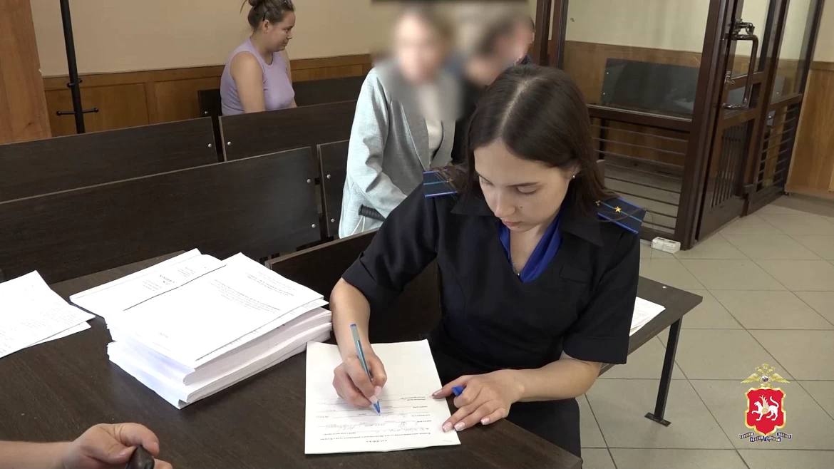 Руководителей стройфирмы в РТ, похитившей у клиентов около 52 млн рублей, задержали В Татарстане сотрудники строительной компании «Стройкапитал» обманули 12 человек на 52 млн рублей, собранных якобы на постройку частных домов. Полицейские задержали 34-летнего учредителя строительной организации, 32-летнюю директора компании, 35-летнего финансового директора и 30-летнюю ипотечного брокера. По версии следствия, компания не собирались строить дома, но деньги с клиентов брали. Возбуждено уголовное дело по статье «Мошенничество в особо крупном размере». Полиция просит всех, кто мог пострадать от действий этой фирмы, сообщить об этом в правоохранительные органы. Подпишитесь: